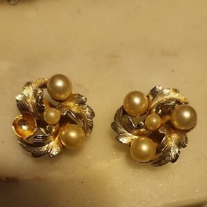 Vintage Lisner Gold Tone Leaf Faux Pearl Clip On Earrings